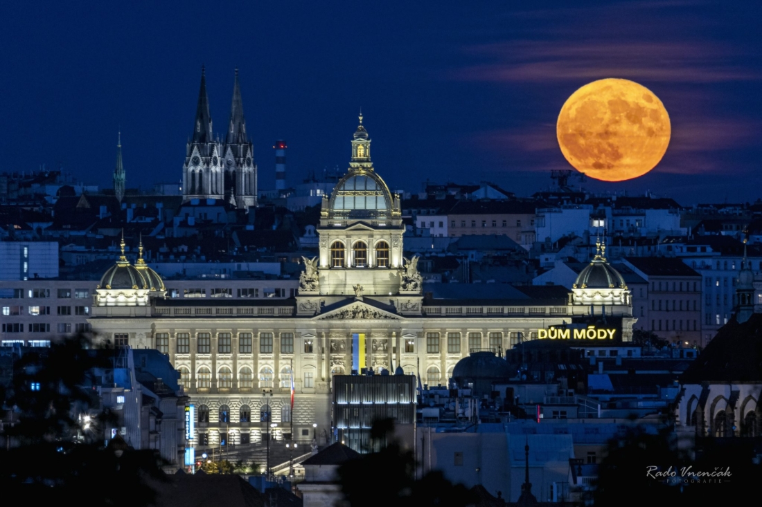 Národní muzeum a východ měsíce